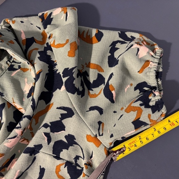 Nine West Green Floral Shirt Blouse Size Medium Abstract Button Tie Front SKU 9 - Picture 6 of 10